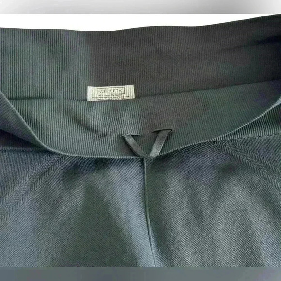 Women’s Athleta Gray Capri Leggings With Dot Mesh Bottom- Size Large - Picture 4 of 5